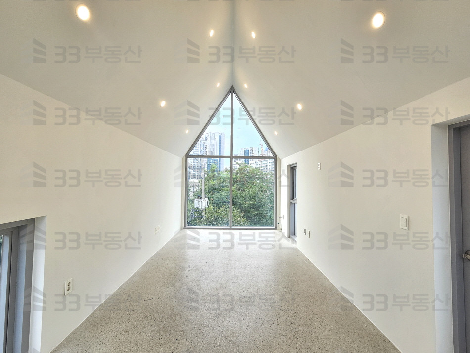 서울 서초구 잠원동 신사역, 층고높음, 3.4층 복층형, 단독테라스 월세 매물번호 10553 사진 1