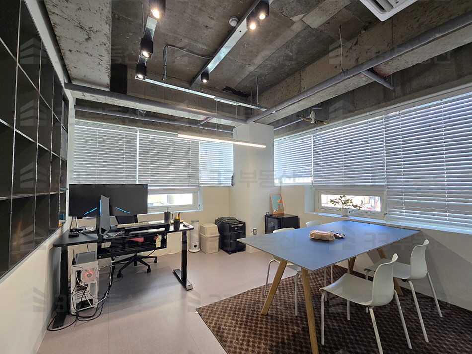 서울 강남구 역삼동 역삼초 인근 인테리어 된 깔끔한 사무실, 층고 높아 개방감 있음, 주차2 월세 매물번호 10647 사진 2