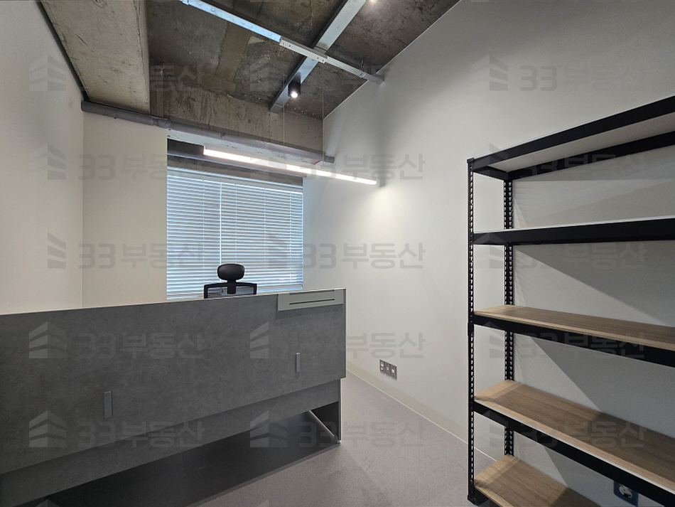 서울 강남구 역삼동 역삼초 인근 인테리어 된 깔끔한 사무실, 층고 높아 개방감 있음, 주차2 월세 매물번호 10647 사진 4