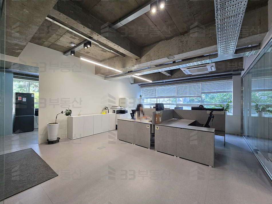 서울 강남구 역삼동 역삼초 인근 인테리어 된 깔끔한 사무실, 층고 높아 개방감 있음, 주차2 월세 매물번호 10647 사진 5