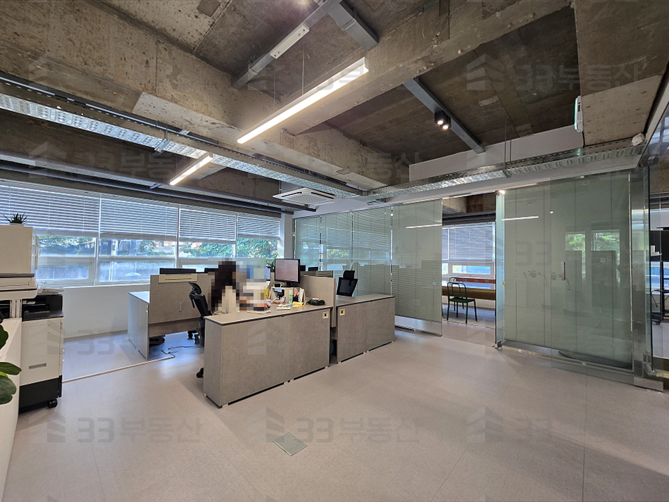 서울 강남구 역삼동 역삼초 인근 인테리어 된 깔끔한 사무실, 층고 높아 개방감 있음, 주차2 월세 매물번호 10647 사진 6
