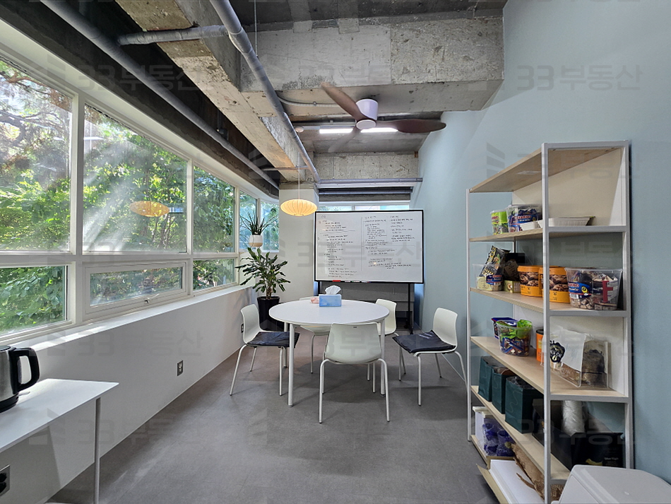 서울 강남구 역삼동 역삼초 인근 인테리어 된 깔끔한 사무실, 층고 높아 개방감 있음, 주차2 월세 매물번호 10647 사진 7