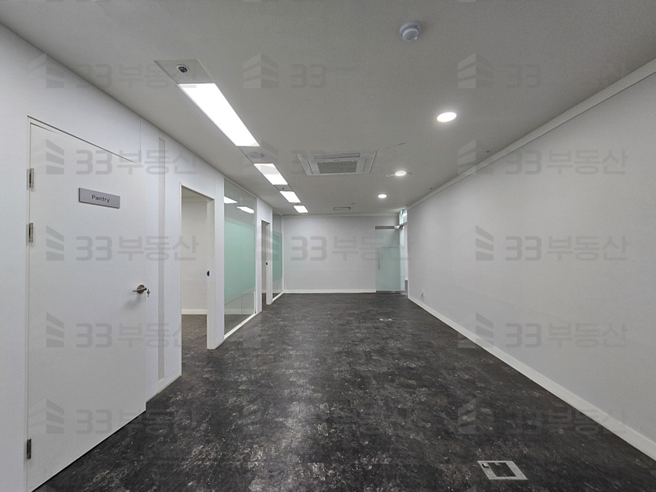 서울 강남구 역삼동 강남텔레피아빌딩동 언주로 대로면 인테리어 된 사무실, 접금성과 가시성 뛰어남, 즉시 입주 월세 매물번호 10654 사진 3