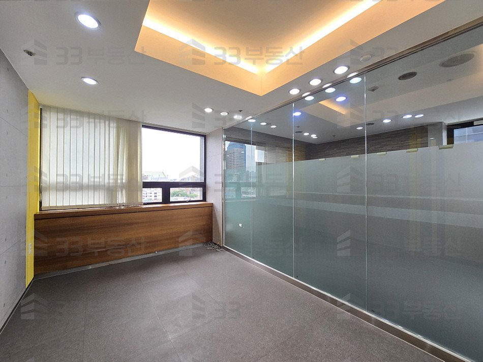 서울 강남구 역삼동 강남텔레피아빌딩동 언주로 대로변 고층뷰 사무실, 인테리어 깔끔, 바로 근무 가능, 즉시입주 월세 매물번호 10655 사진 12