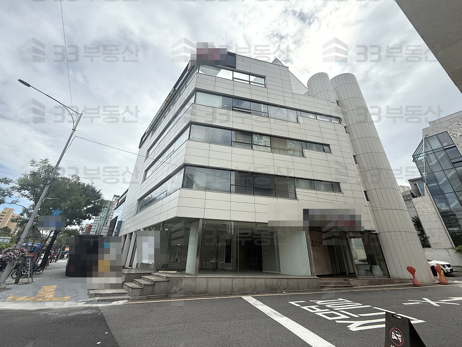 서울 강남구 신사동 EA빌딩동 대로변 코너 1층상가 주차O 가시성O ! 월세 매물번호 10664 사진 1