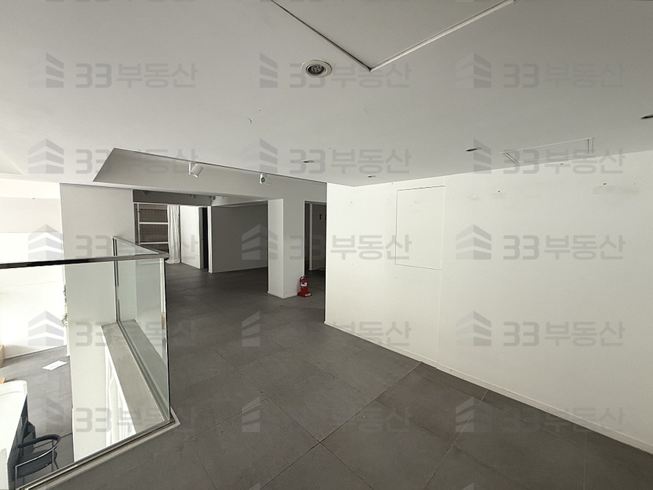 서울 강남구 신사동 525-20 (BOGO빌딩) 33 사진O 가시성 우수한 복층형 내부계단O 월세 매물번호 10707 사진 4