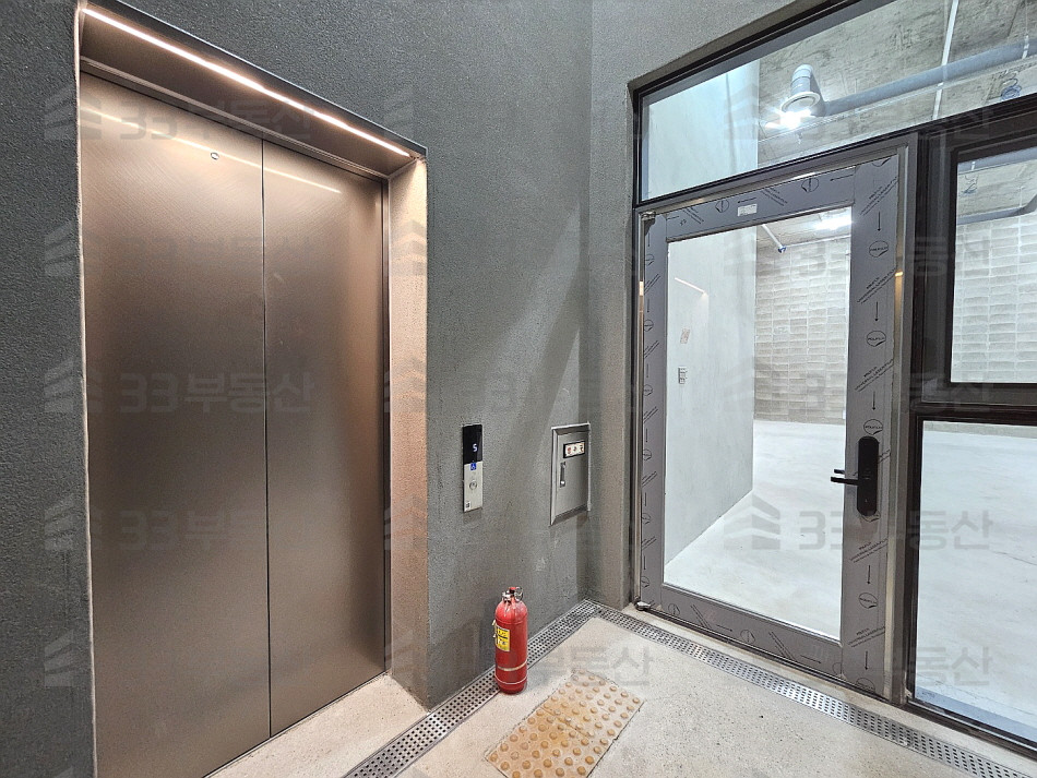 서울 강남구 논현동 신논현역 역세권, 높은층고, 지하까지 엘베O 월세 매물번호 10145 사진 2