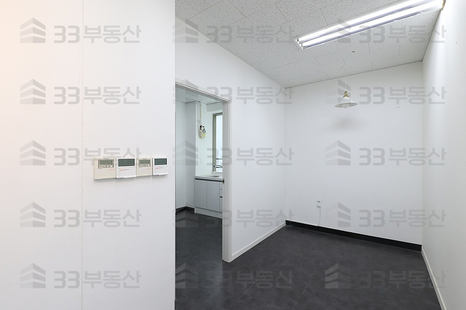 서울 서초구 반포동 논현역바로앞 대로변 중소형사무실 3룸 탕비실有 ! 월세 매물번호 10358 사진 4