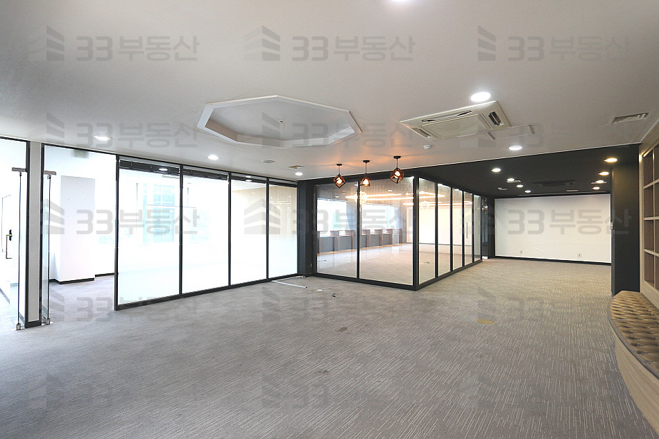 서울 강남구 역삼동 역삼역도보10초 ,대로변 컨디션좋은 대형사무실 월세 매물번호 10369 사진 1