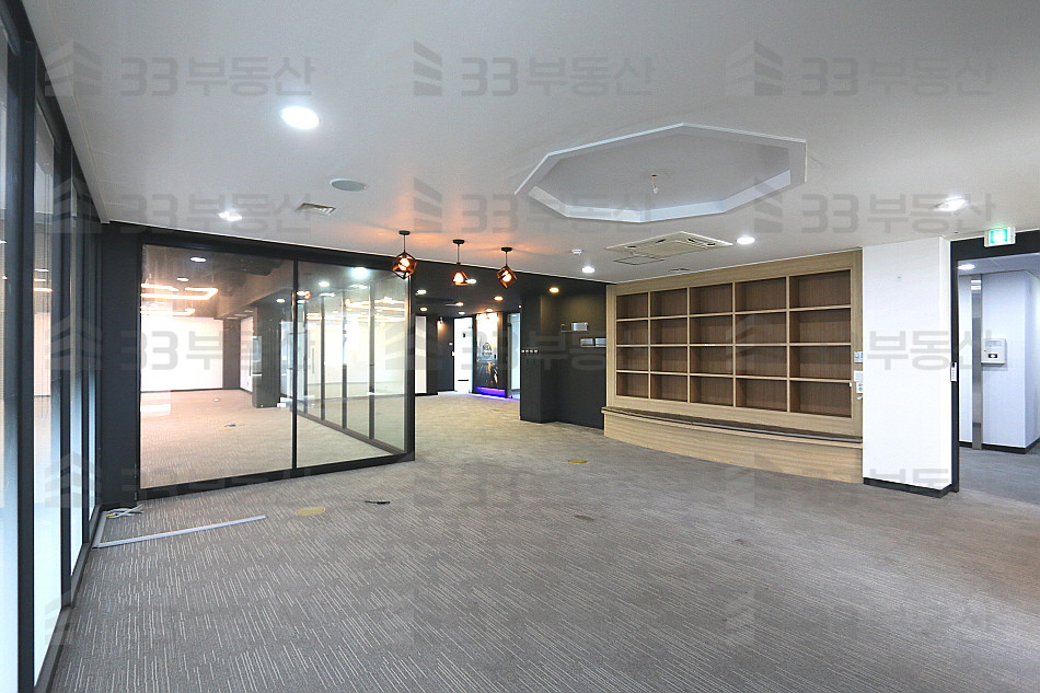 서울 강남구 역삼동 역삼역도보10초 ,대로변 컨디션좋은 대형사무실 월세 매물번호 10369 사진 2
