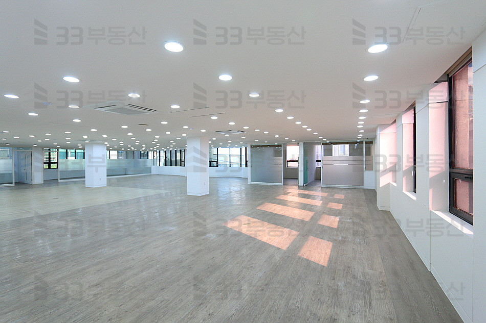 서울 강남구 역삼동 역삼역초역세권 , 대로변에 컨디션 좋은 대형사무실 월세 매물번호 10378 사진 1