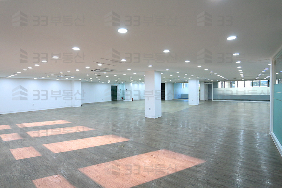 서울 강남구 역삼동 역삼역초역세권 , 대로변에 컨디션 좋은 대형사무실 월세 매물번호 10378 사진 2