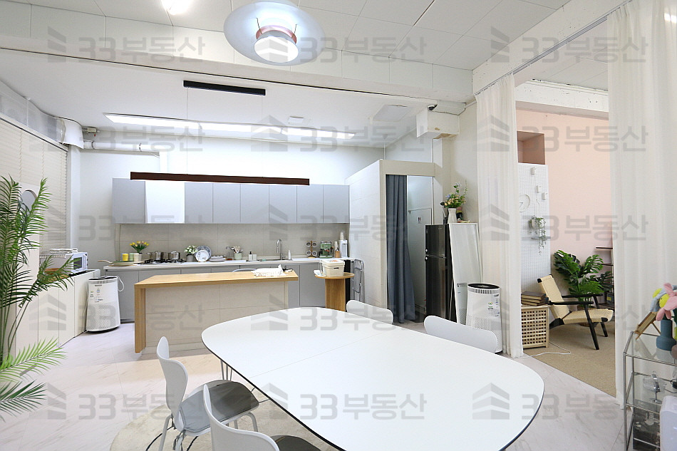 서울 서초구 잠원동 층고 높은 스튜디오 사무실,소품은 협의,권리금 조절 절대 안됨 월세 매물번호 10462 사진 2