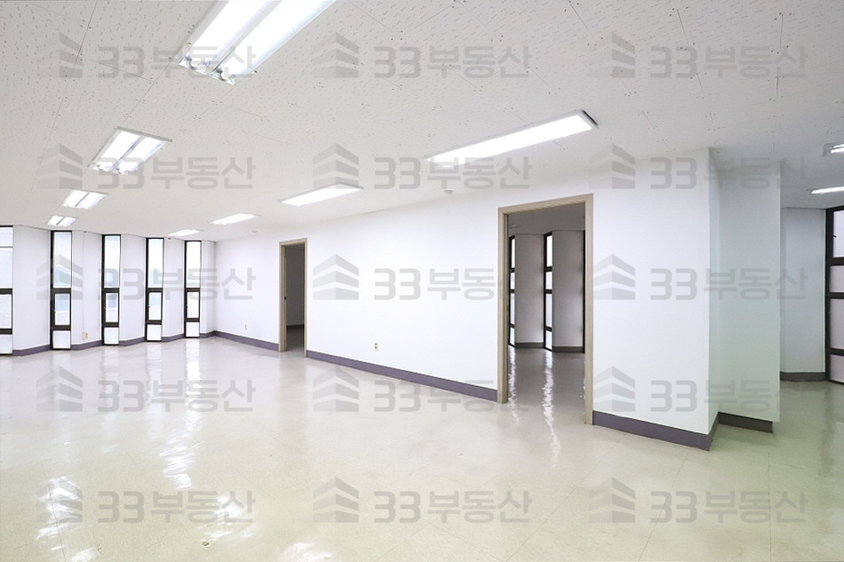 서울 강남구 논현동 더블역세권 자주식주차O 룸1홀大 가성비굿 대형사무실! 월세 매물번호 10491 사진 3