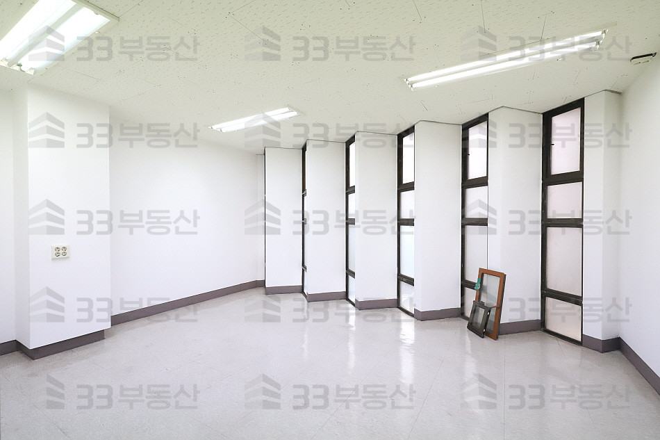 서울 강남구 논현동 더블역세권 자주식주차O 룸1홀大 가성비굿 대형사무실! 월세 매물번호 10491 사진 4