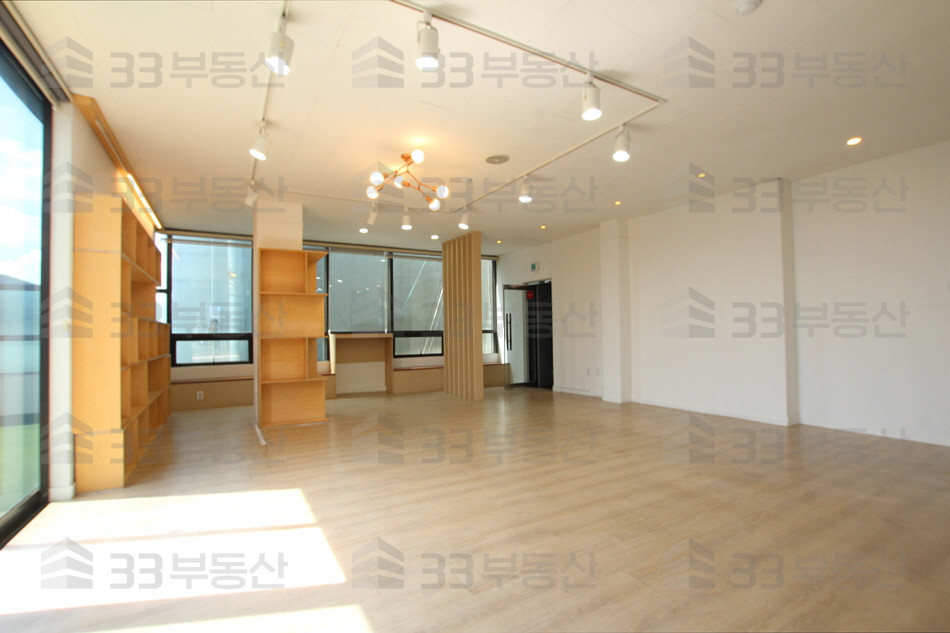 서울 서초구 양재동 코스트코 이면 대로변 코너 건물, 단독 테라스 월세 매물번호 10527 사진 2